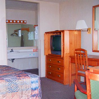 Main Motel - An Independent Magnuson Hotel Ілі Екстер'єр фото